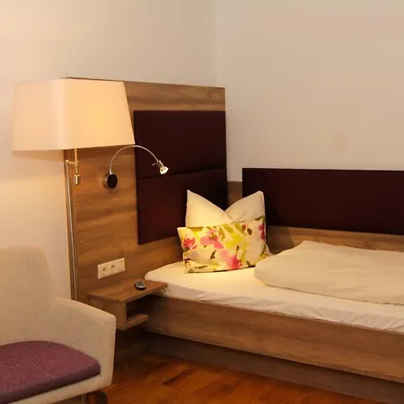 Burgwirt Szálloda 3*